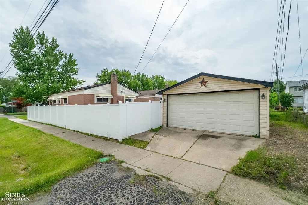 19655 Opal Street Clinton Charter Township MI 48035