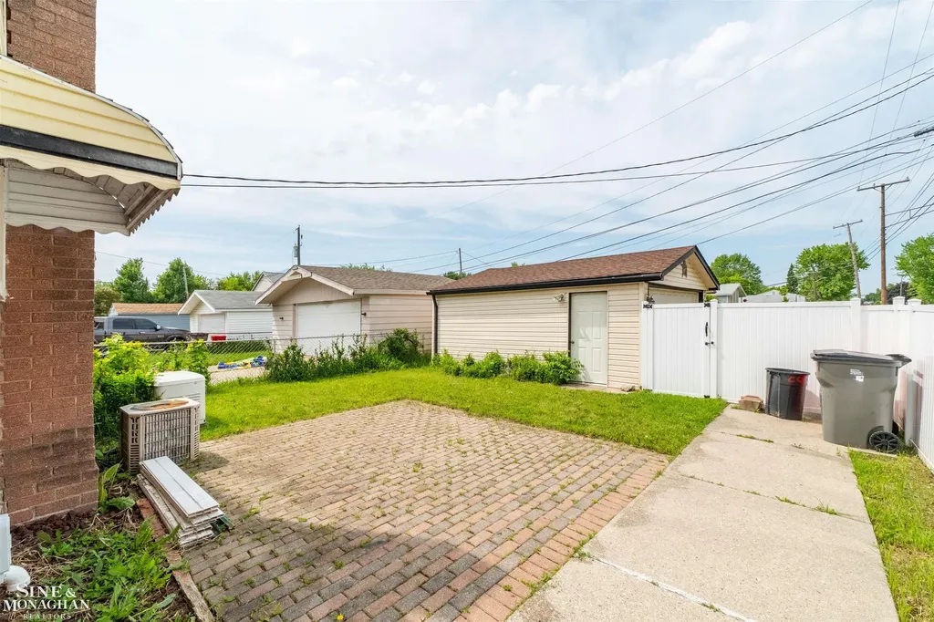 19655 Opal Street Clinton Charter Township MI 48035