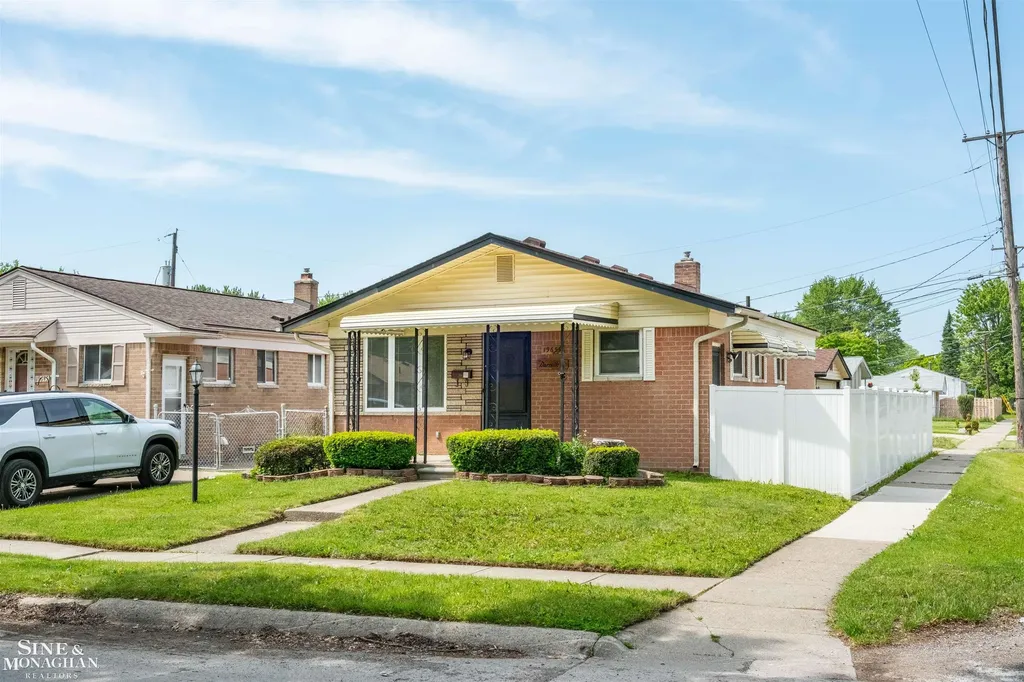 19655 Opal Street Clinton Charter Township MI 48035