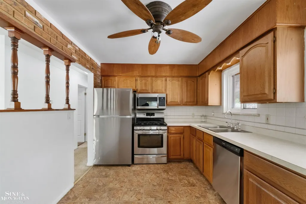 19655 Opal Street Clinton Charter Township MI 48035