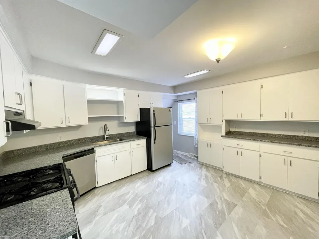 12531 Common Road Warren City MI 48093