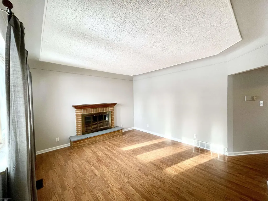 12531 Common Road Warren City MI 48093