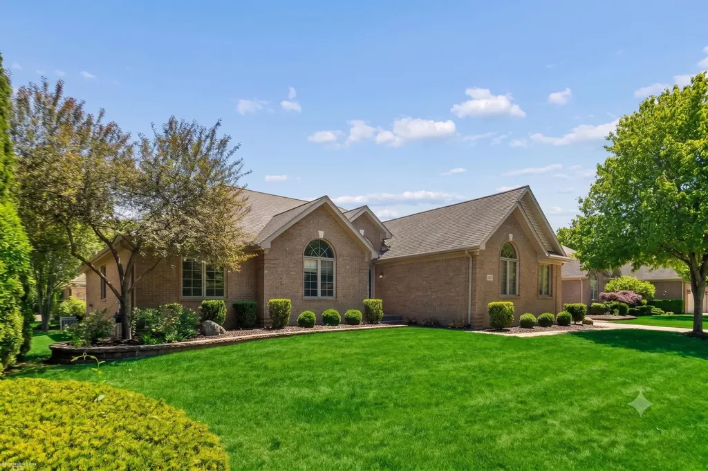 52688 Clinton Oak Lane Shelby Charter Township MI 48316