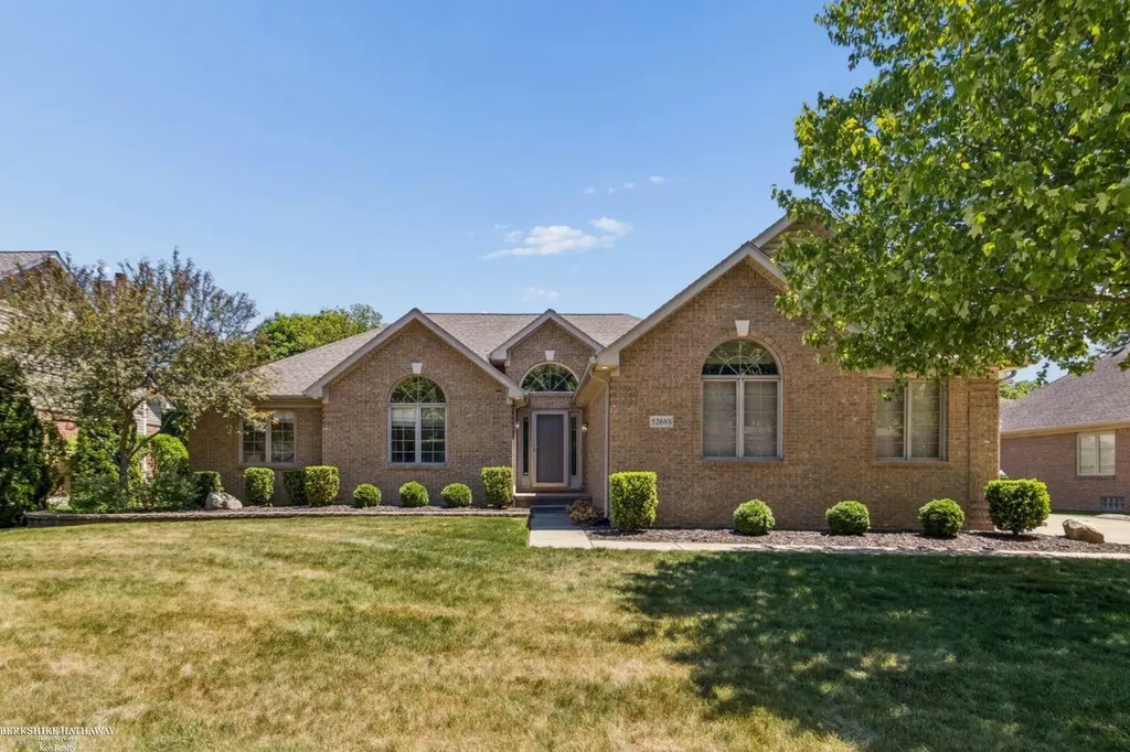 52688 Clinton Oak Lane Shelby Charter Township MI 48316
