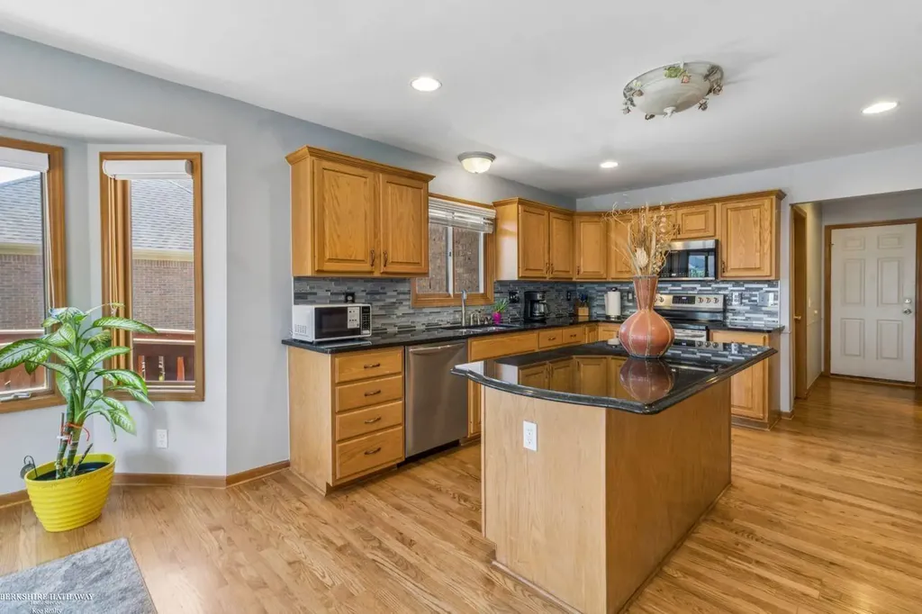 52688 Clinton Oak Lane Shelby Charter Township MI 48316