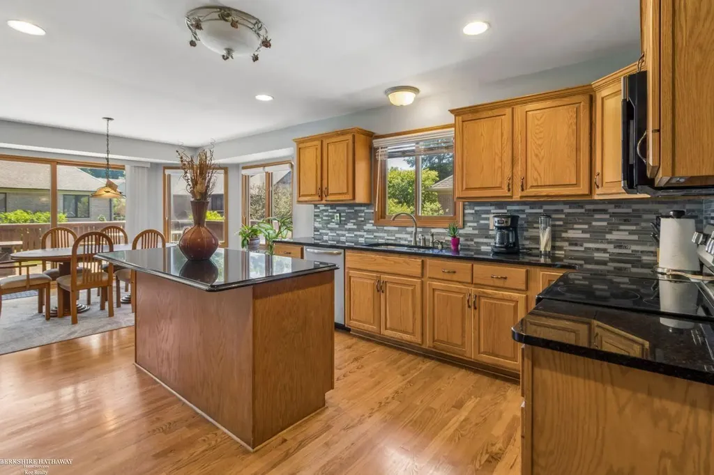 52688 Clinton Oak Lane Shelby Charter Township MI 48316