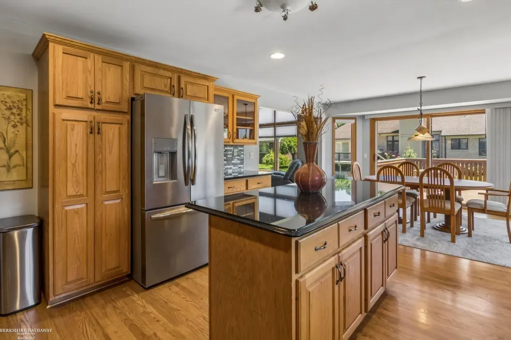 52688 Clinton Oak Lane Shelby Charter Township MI 48316