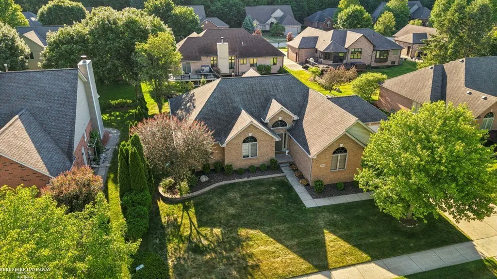 52688 Clinton Oak Lane Shelby Charter Township MI 48316