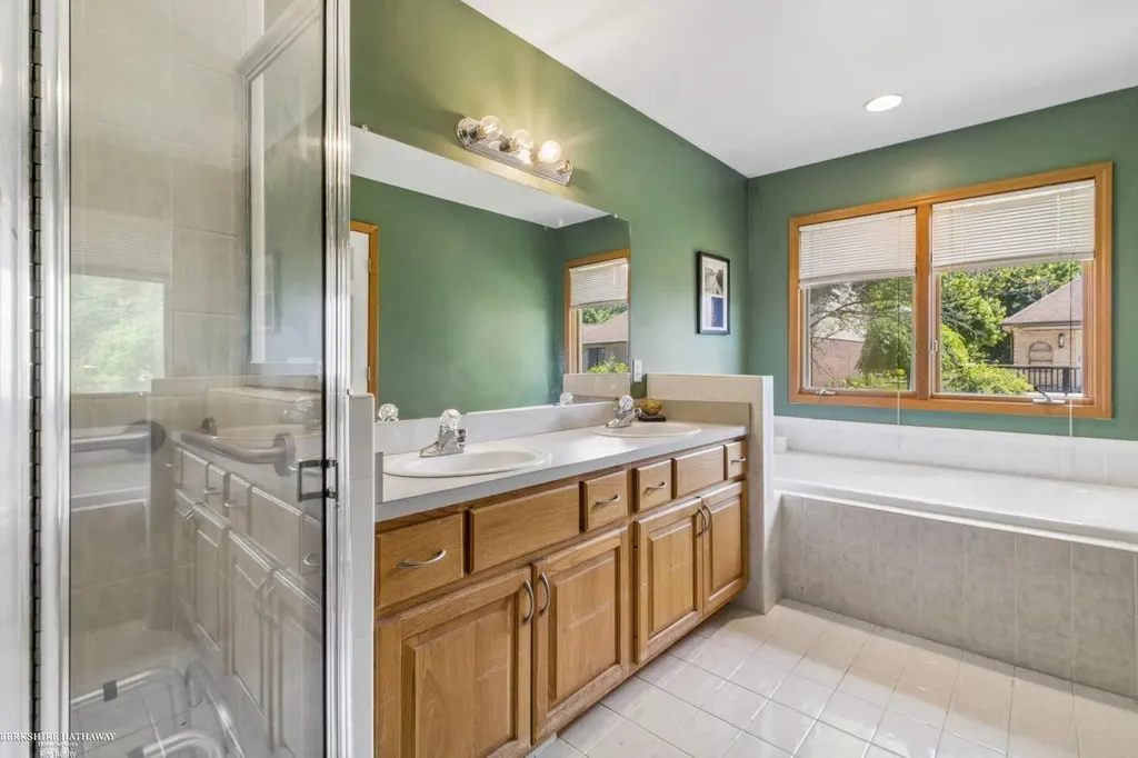 52688 Clinton Oak Lane Shelby Charter Township MI 48316