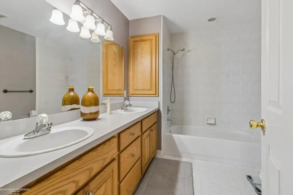 52688 Clinton Oak Lane Shelby Charter Township MI 48316