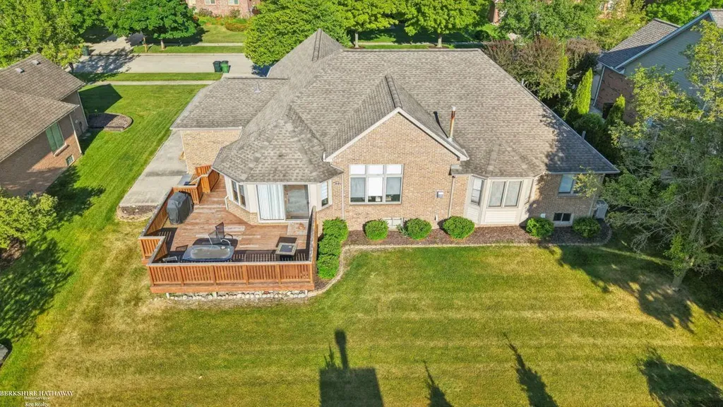 52688 Clinton Oak Lane Shelby Charter Township MI 48316