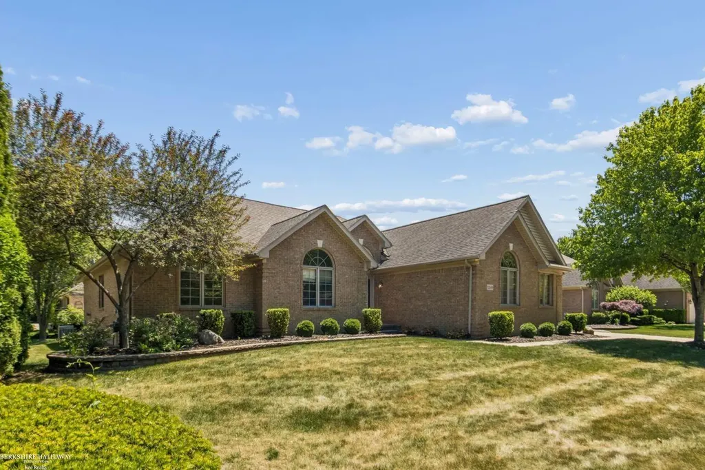 52688 Clinton Oak Lane Shelby Charter Township MI 48316