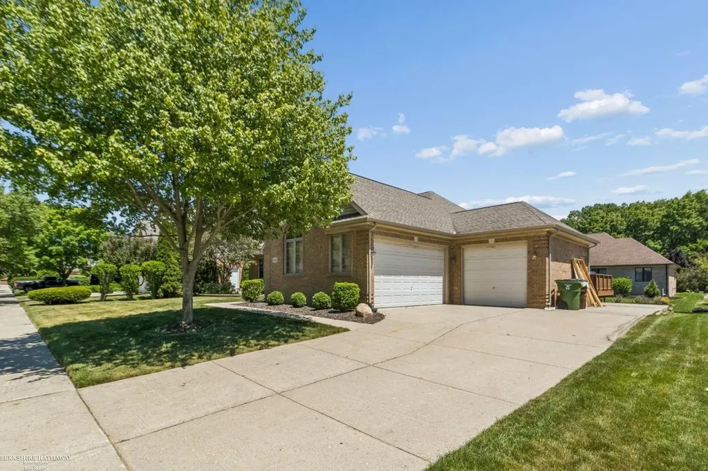 52688 Clinton Oak Lane Shelby Charter Township MI 48316