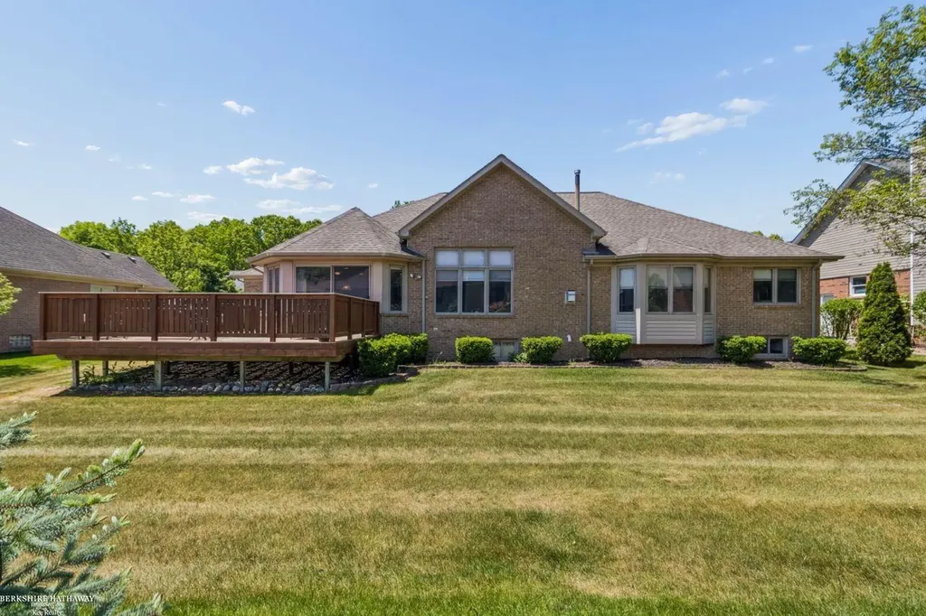 52688 Clinton Oak Lane Shelby Charter Township MI 48316