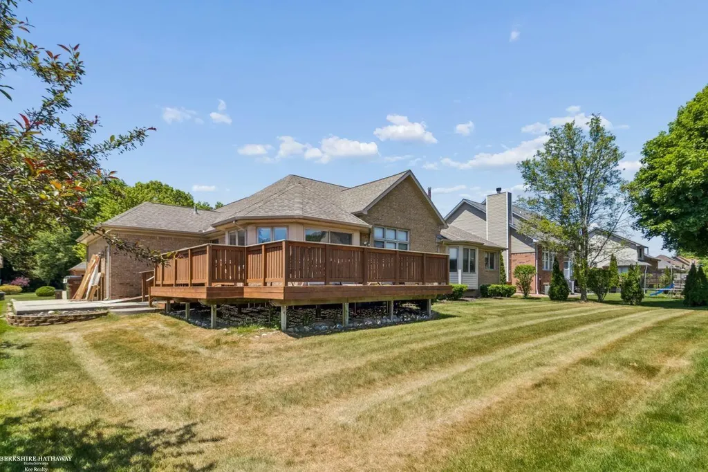 52688 Clinton Oak Lane Shelby Charter Township MI 48316