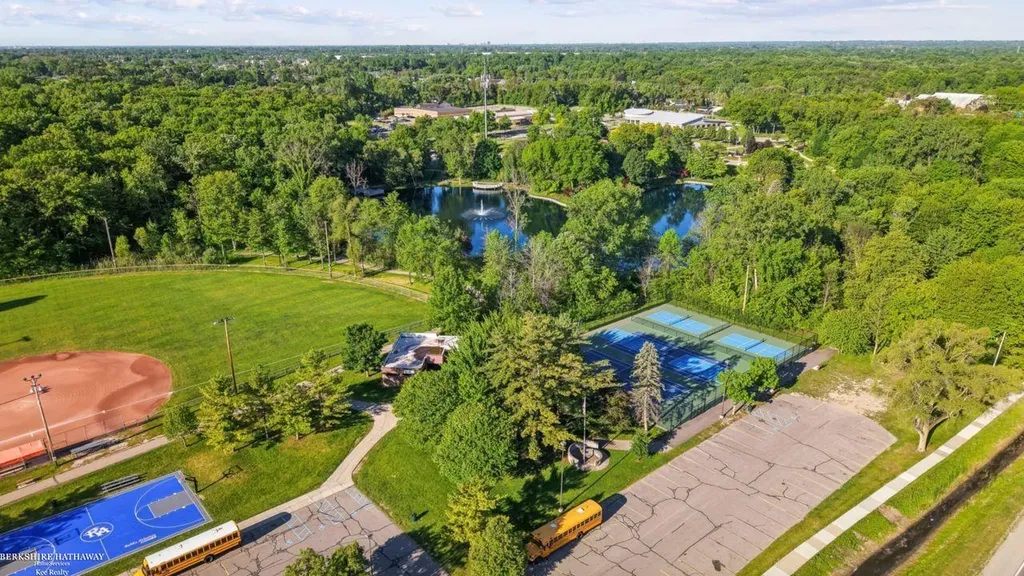 52688 Clinton Oak Lane Shelby Charter Township MI 48316