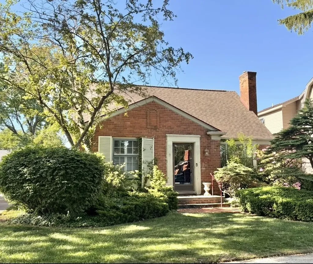 10794 Kingston Avenue Huntington Woods City MI 48070