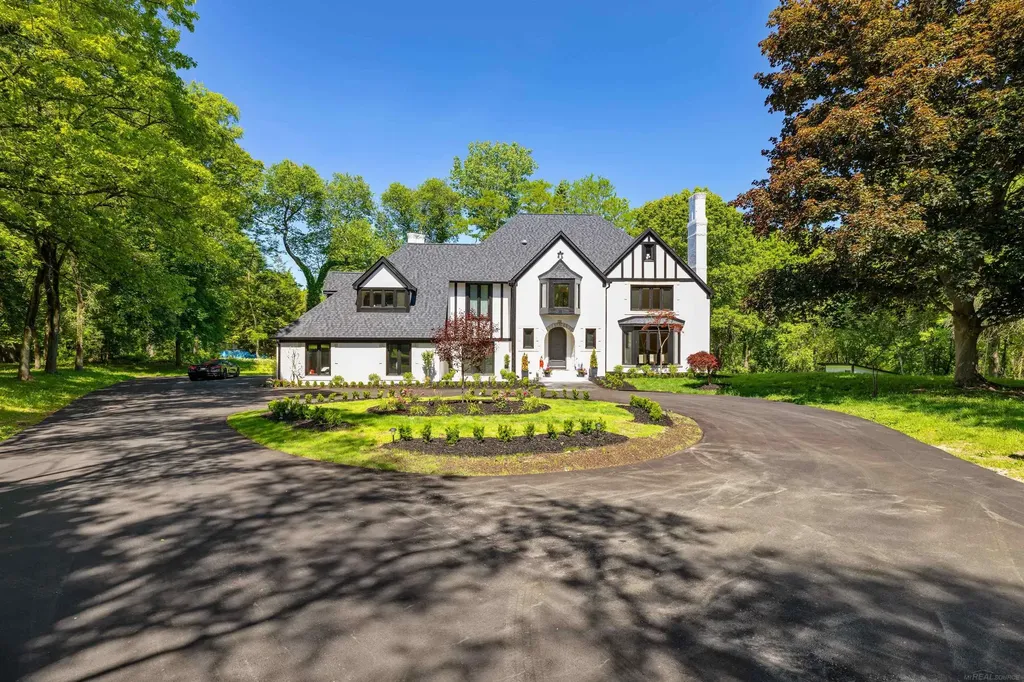 300 Camelot Way Oakland Charter Township MI 48306