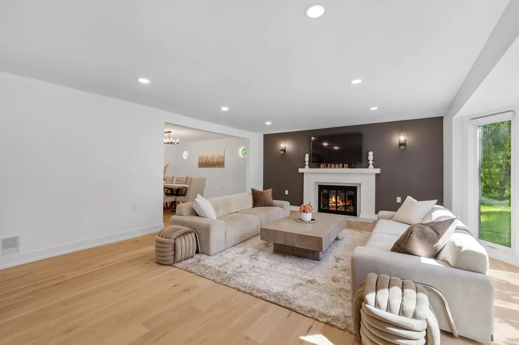 300 Camelot Way Oakland Charter Township MI 48306