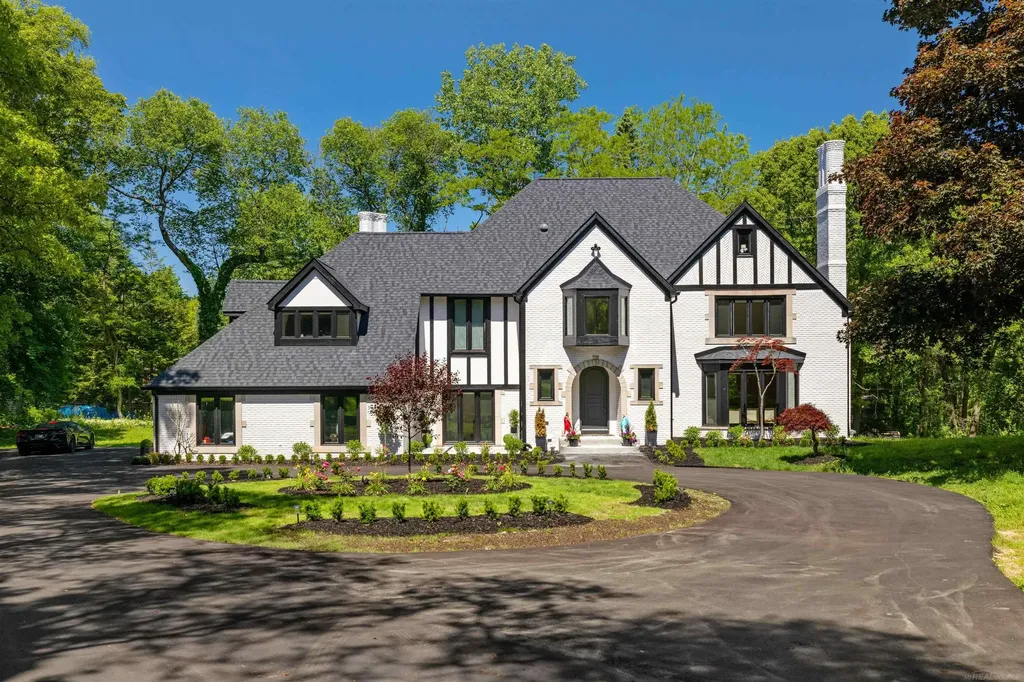 300 Camelot Way Oakland Charter Township MI 48306