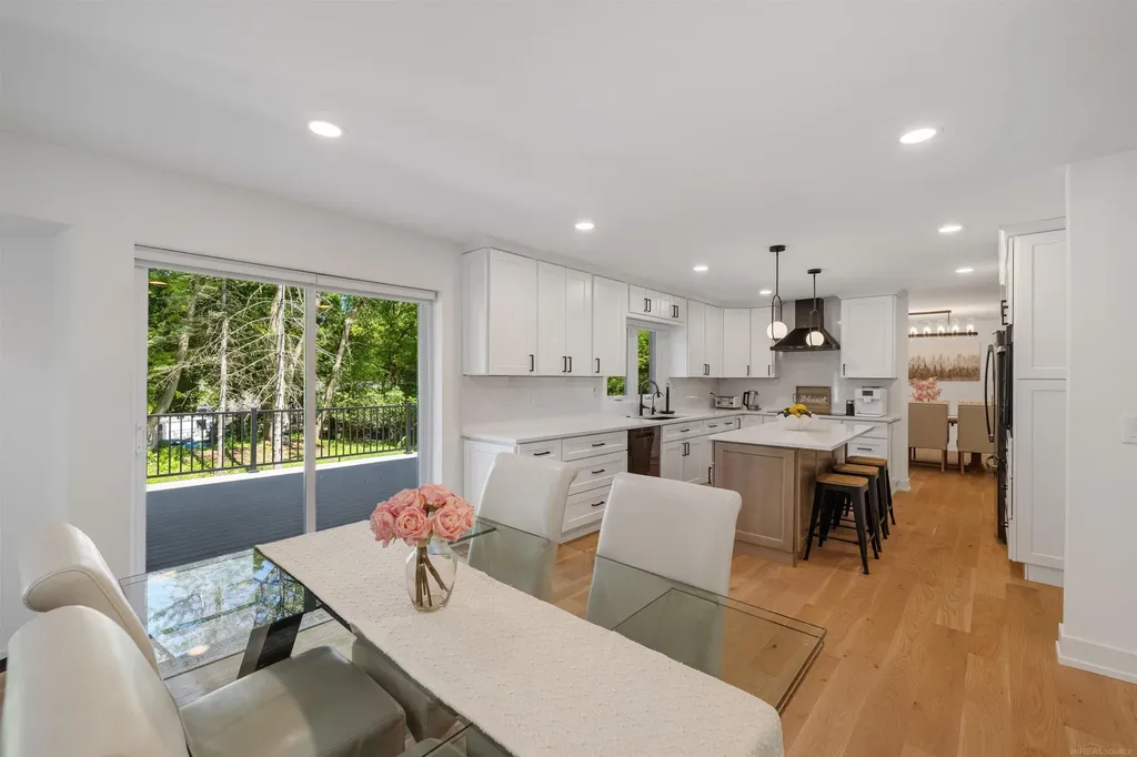 300 Camelot Way Oakland Charter Township MI 48306