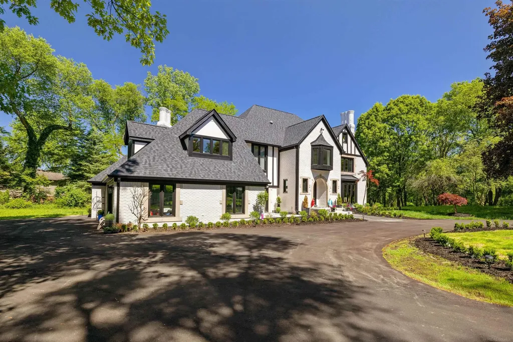 300 Camelot Way Oakland Charter Township MI 48306