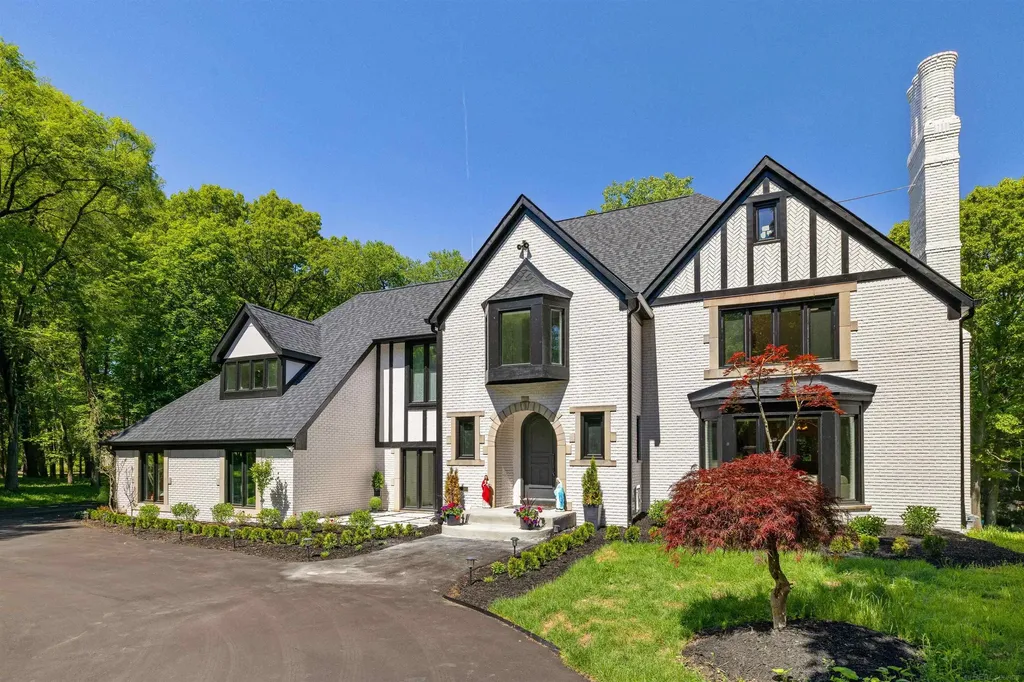 300 Camelot Way Oakland Charter Township MI 48306