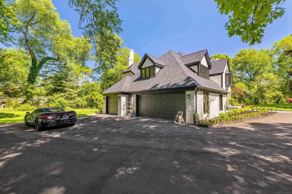 300 Camelot Way Oakland Charter Township MI 48306