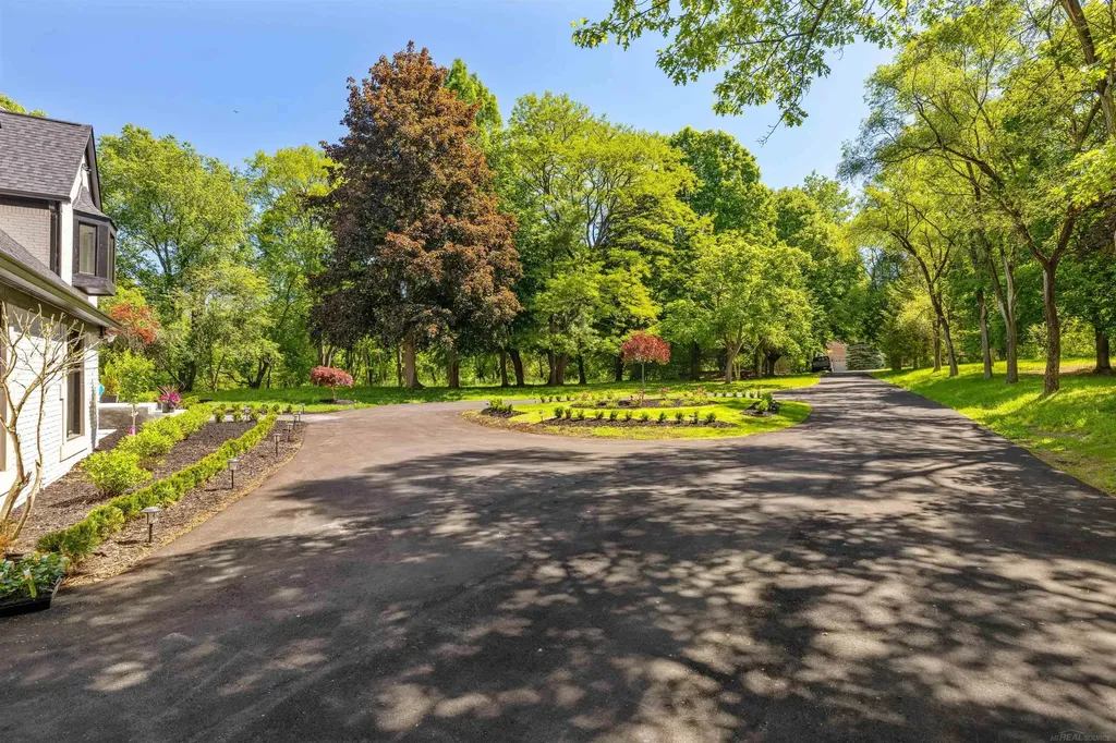 300 Camelot Way Oakland Charter Township MI 48306