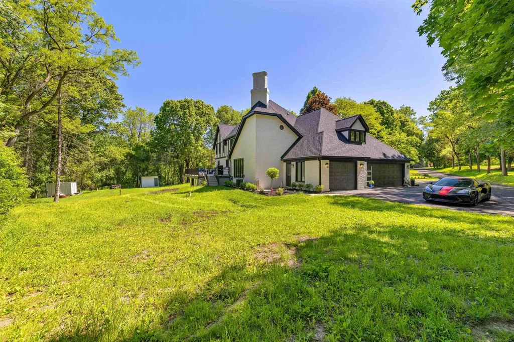 300 Camelot Way Oakland Charter Township MI 48306