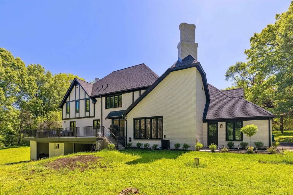 300 Camelot Way Oakland Charter Township MI 48306