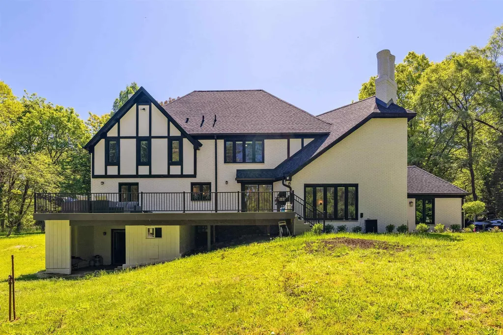300 Camelot Way Oakland Charter Township MI 48306