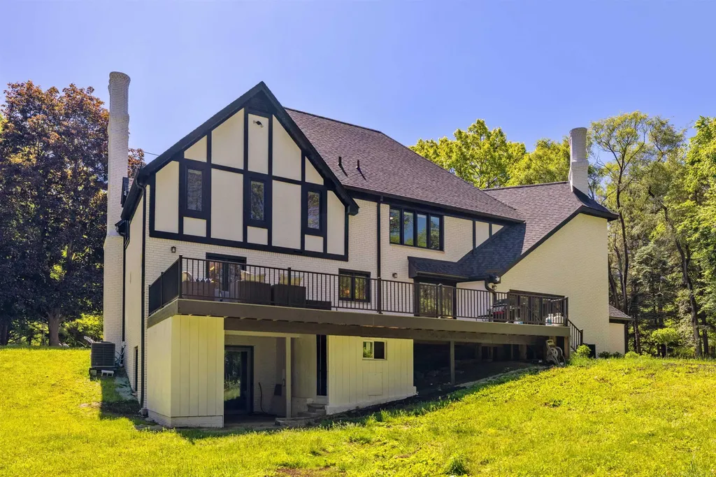 300 Camelot Way Oakland Charter Township MI 48306