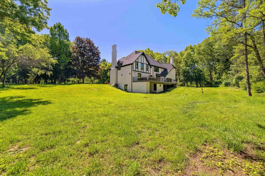 300 Camelot Way Oakland Charter Township MI 48306