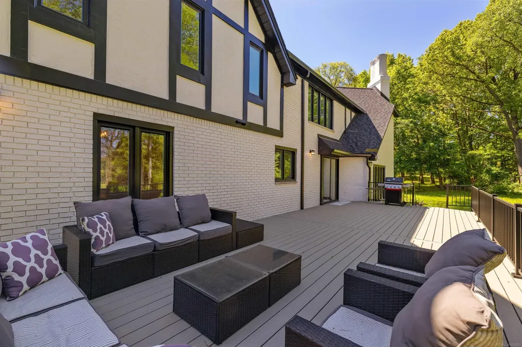 300 Camelot Way Oakland Charter Township MI 48306