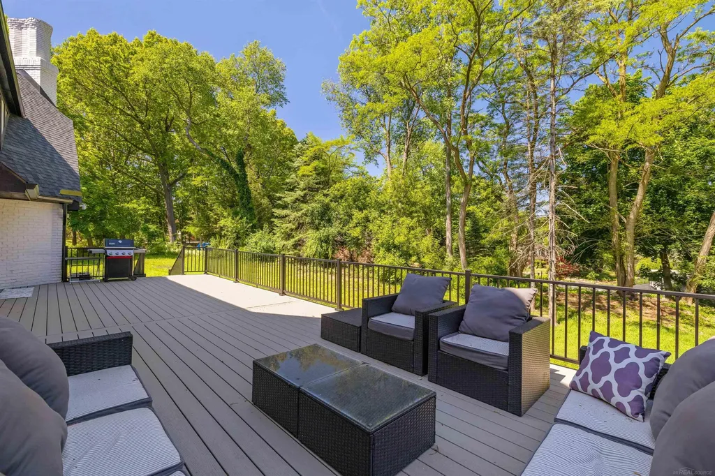 300 Camelot Way Oakland Charter Township MI 48306