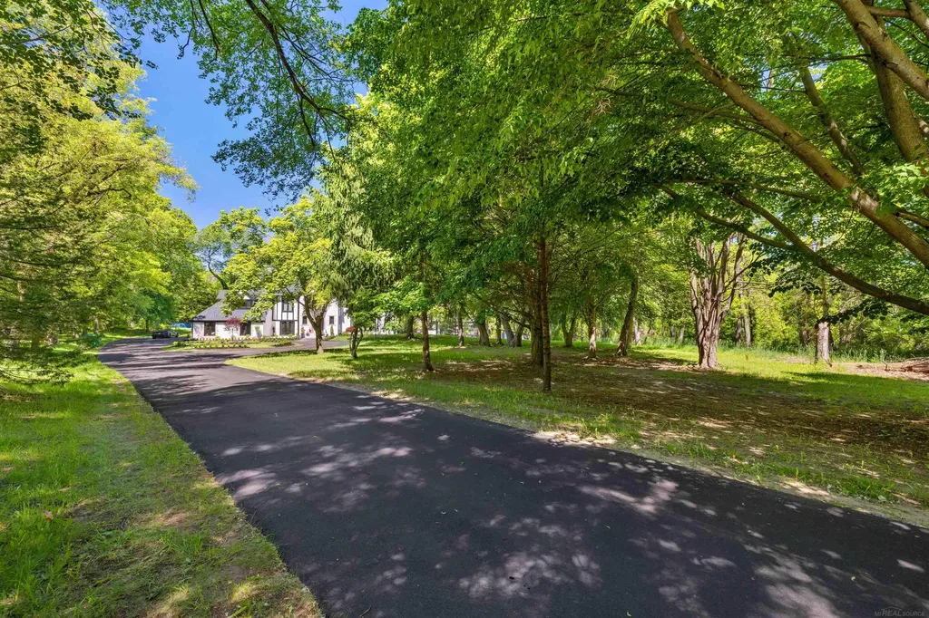 300 Camelot Way Oakland Charter Township MI 48306