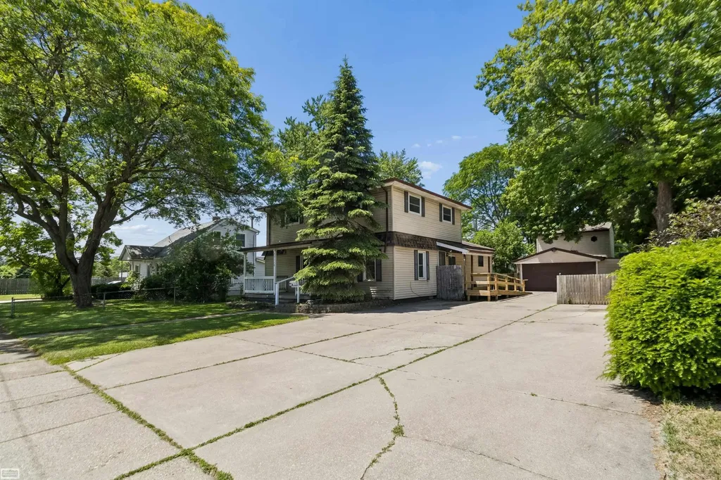 27119 Blum Street Roseville City MI 48066