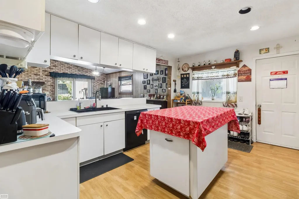 27119 Blum Street Roseville City MI 48066