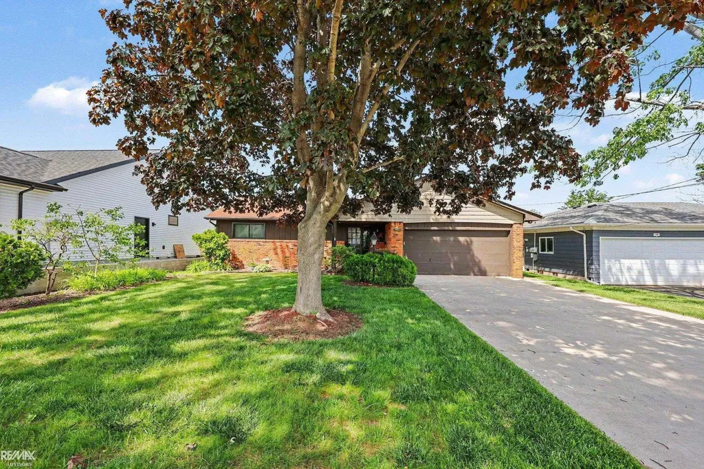 142 Channelsyde Dr Drive Algonac City MI 48001