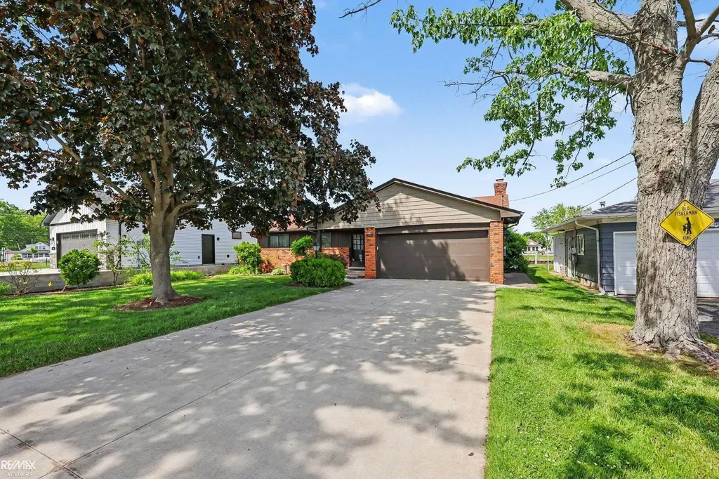 142 Channelsyde Dr Drive Algonac City MI 48001