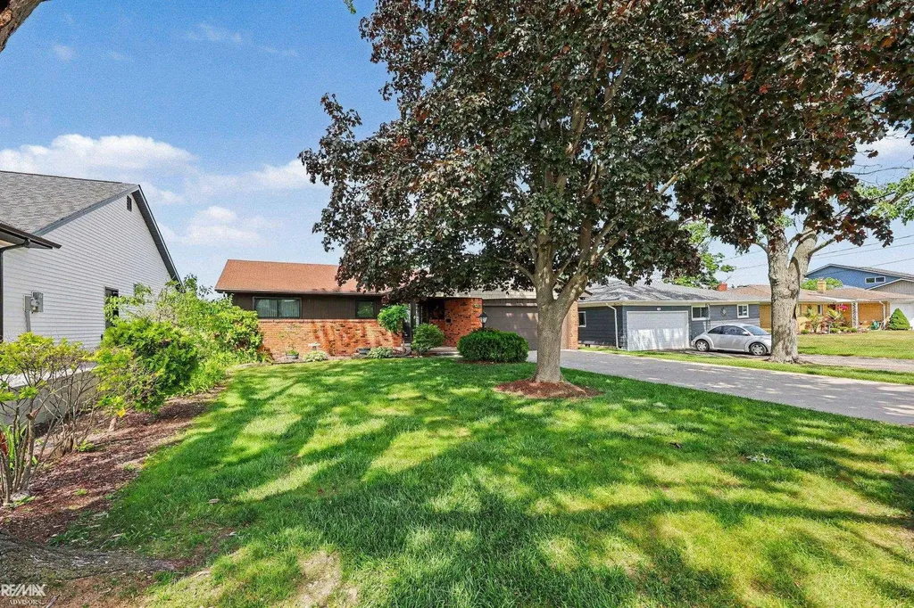 142 Channelsyde Dr Drive Algonac City MI 48001