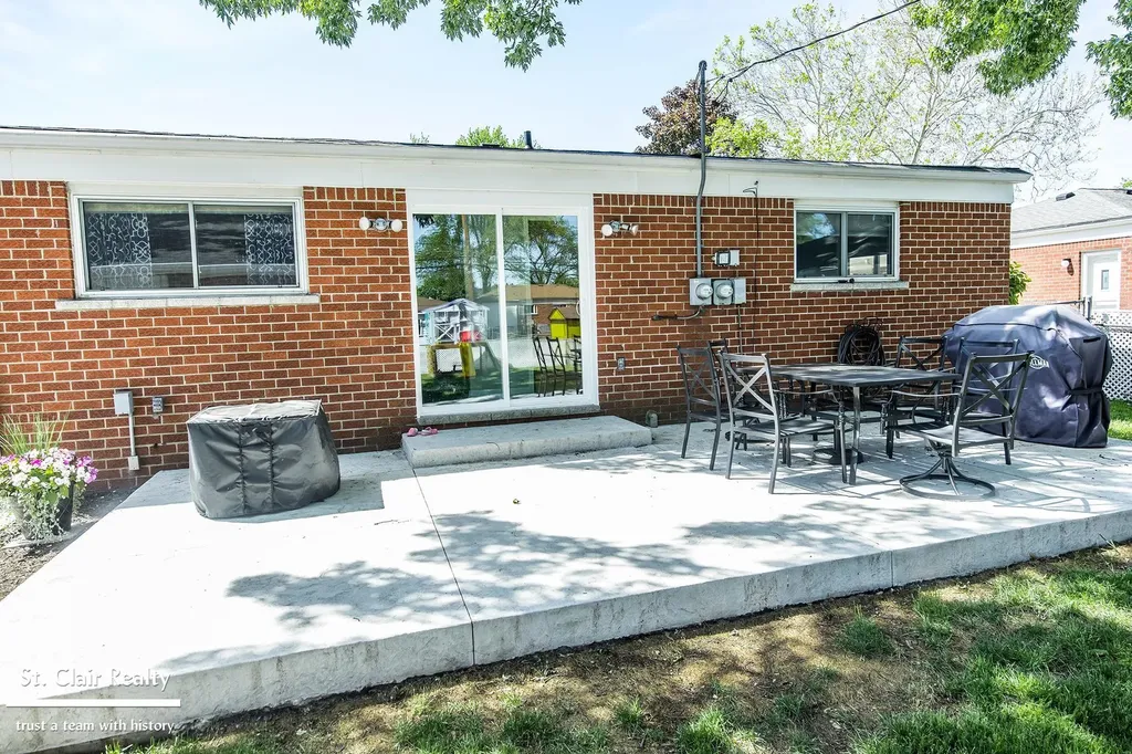 14905 Chippewa Drive Warren City MI 48088