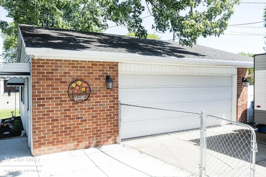 14905 Chippewa Drive Warren City MI 48088