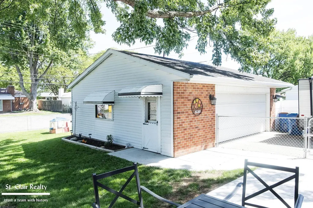 14905 Chippewa Drive Warren City MI 48088