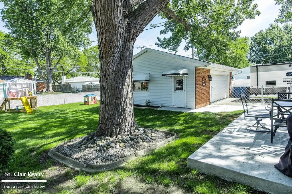 14905 Chippewa Drive Warren City MI 48088