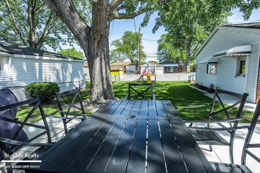 14905 Chippewa Drive Warren City MI 48088