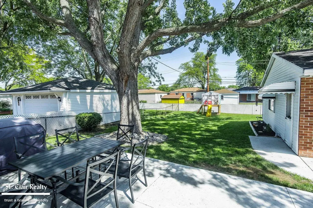14905 Chippewa Drive Warren City MI 48088