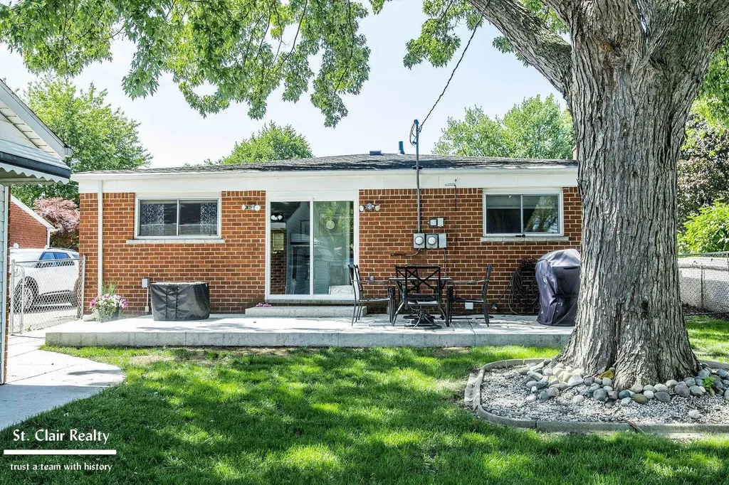 14905 Chippewa Drive Warren City MI 48088