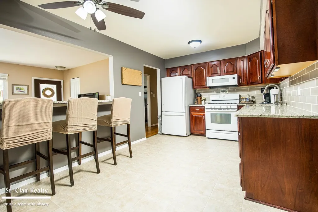 14905 Chippewa Drive Warren City MI 48088